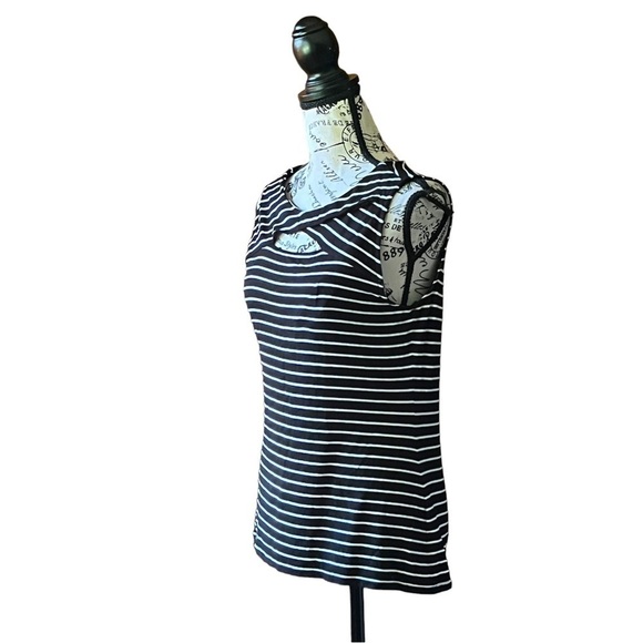 Vince Camuto, women’s black and white stripe keyhole pull over sleeveless top M - Picture 2 of 8